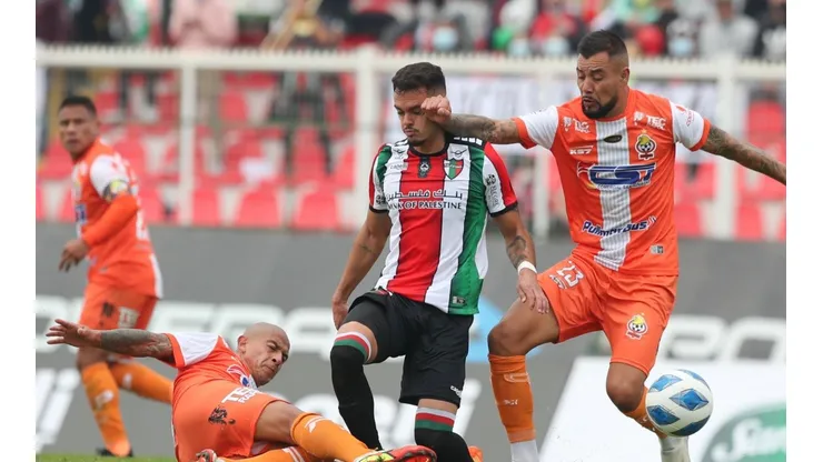 Cobrasal y Palestino disputan un duelo clave para el Campeonato Nacional.