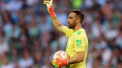 Claudio Bravo alabado por la prensa española