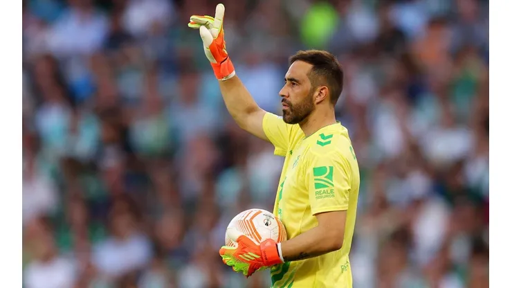Claudio Bravo alabado por la prensa española