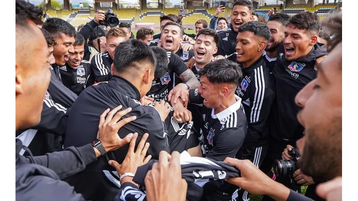 Óscar Opazo fue el primero que pagó su apuesta en el Cacique tras ganar el título con Colo Colo