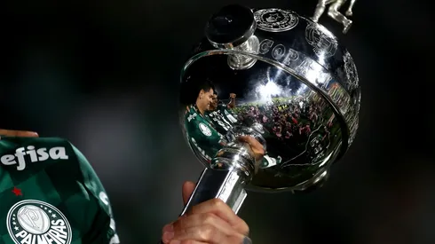 Conoce el selecto listado de chilenos campeones de Libertadores en el extranjero.