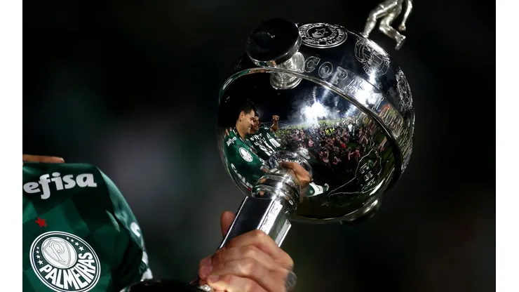 Conoce el selecto listado de chilenos campeones de Libertadores en el extranjero.