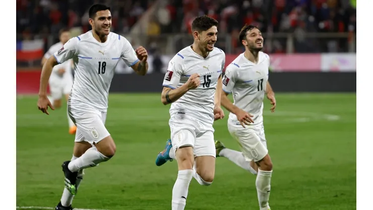 Federico Valverde (al medio de la foto) es titular indiscutido con la camiseta del Real Madrid