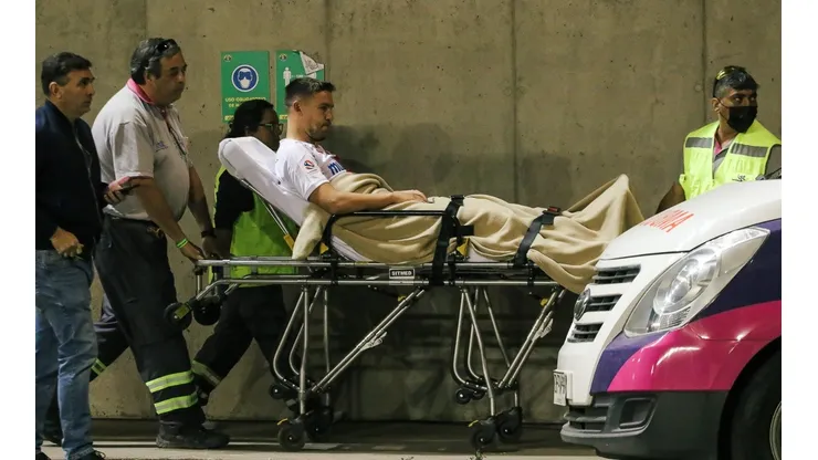 Matías Cahais terminó en la clínica debido al mal estado de la cancha en La Florida y el jugador de Curicó sufrió un corte del tendón de Aquiles.