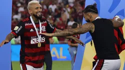Arturo Vidal celebra la obtención de la Copa de Brasil junto a "Gabigol"