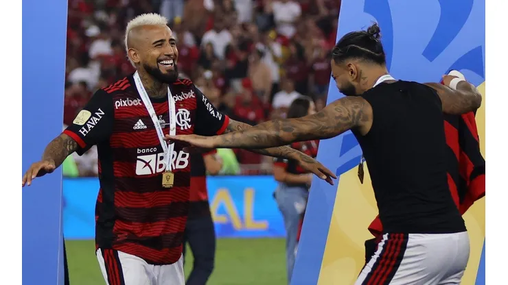 Arturo Vidal celebra la obtención de la Copa de Brasil junto a "Gabigol"