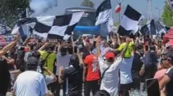 Hinchas de Colo Colo despidieron en masa al plantel en el Estadio Monumental.