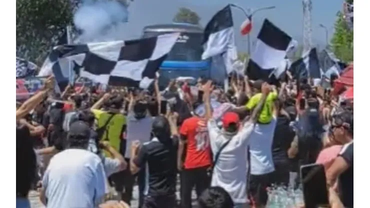 Hinchas de Colo Colo despidieron en masa al plantel en el Estadio Monumental.