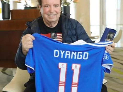 ¡Al león, yo lo llevo en el corazón! Dyango recibe camiseta de la U