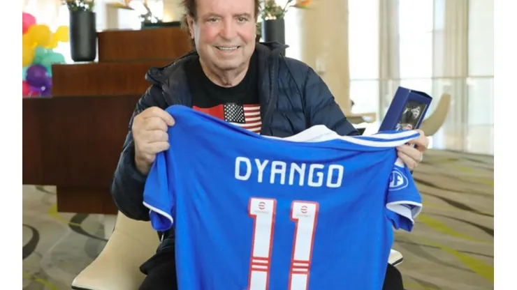 Dyango recibe camiseta de la Universidad de Chile aprovechando su presencia en el país