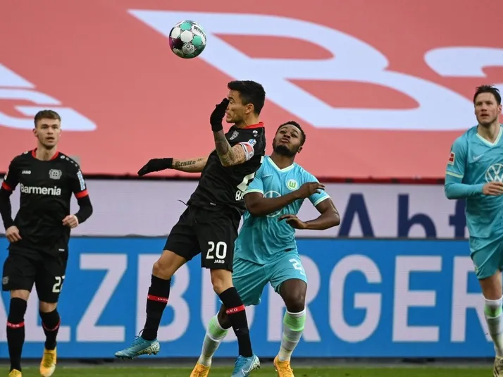 ¿A qué hora juega Leverkusen de Aránguiz vs Wolfsburgo?