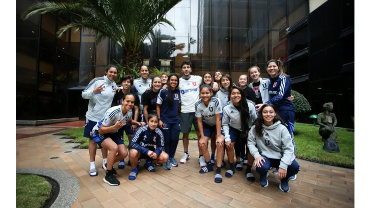 Sebastián Yatra se pone la camiseta de la U para alentar a Las Leonas de cara al partido ante América de Cali