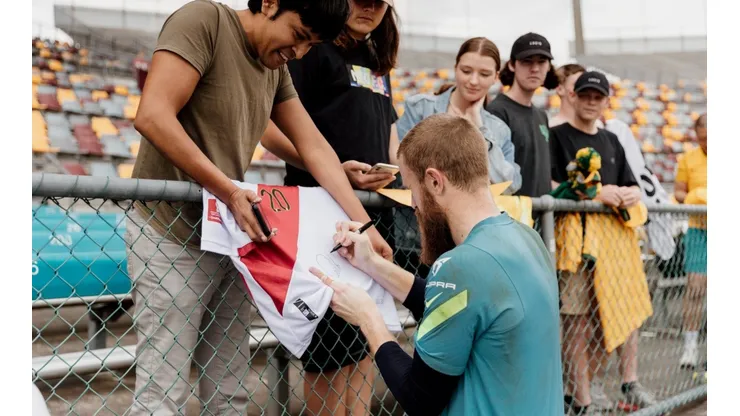 Andrew Redmayne le tocó la oreja a un hincha de Perú con un singular mensaje en su camiseta, tras ser el héroe del repechaje ante los incaicos.