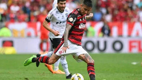 Pulgar vistiendo la camiseta del Flamengo de Brasil.