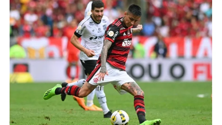 Pulgar vistiendo la camiseta del Flamengo de Brasil.