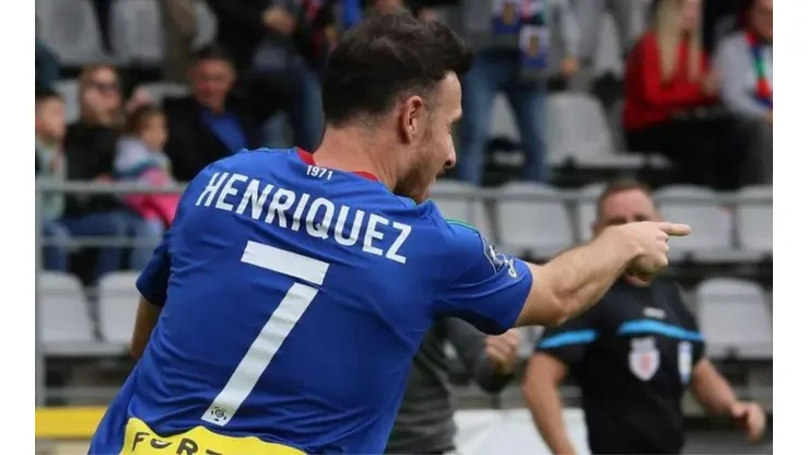 El delantero nacional anota en la igualdad de su club en Polonia