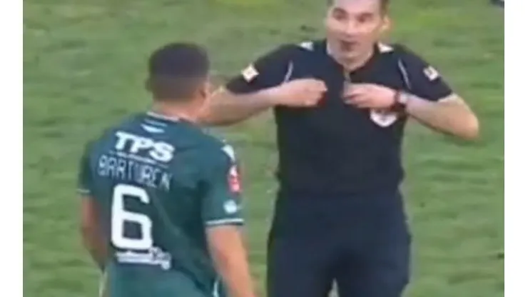 ¡Solo pasa en Chilito! Árbitro Matías Quila amonesta a jugador y se da cuenta que no tenía tarjeta