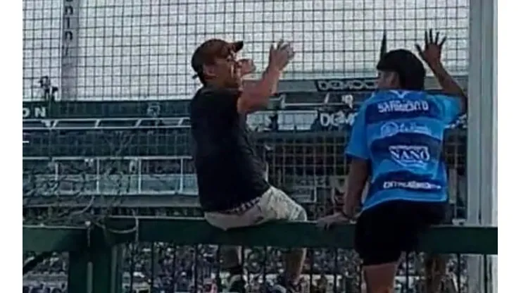 Un hincha con enanismo se hizo viral en Argentina, ya que fue confundido con un niño sobre el alambrado.