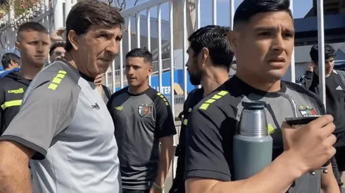 Gustavo Costas y Maxi Salas de Palestino quisieron ingresar a jugar el partido, pero desde Antofagasta no los dejaron entrar.