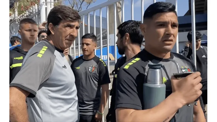 Gustavo Costas y Maxi Salas de Palestino quisieron ingresar a jugar el partido, pero desde Antofagasta no los dejaron entrar.
