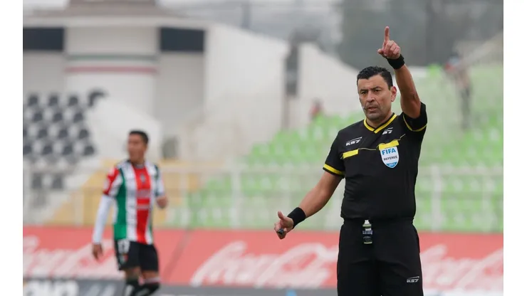 Roberto Tobar apunta en el fin de su era como uno de los mejores árbitros de Chile.