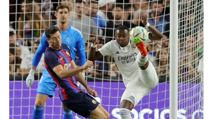 Real Madrid y Barcelona están igualados en la cima de La Liga.
