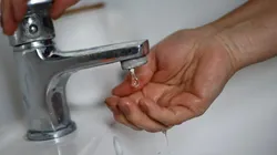 Revisa el horario en que volverá el agua en las comunas que fue cortada.