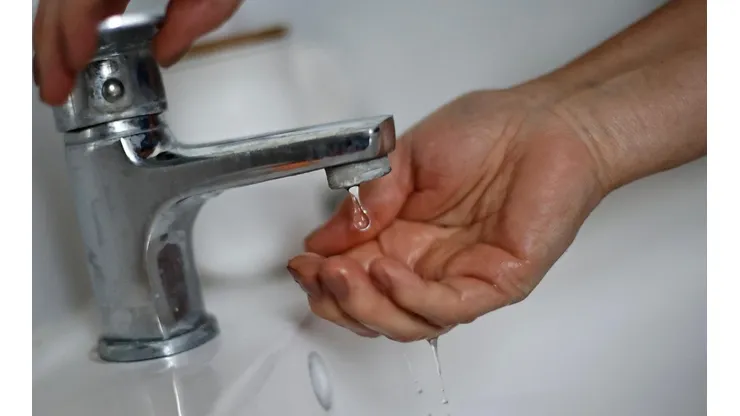 Revisa el horario en que volverá el agua en las comunas que fue cortada.