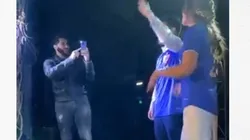 Johnny Herrera se luce como invitado sorpresa a matrimonio azul y todos juntos cantan el himno de la Universidad de Chile