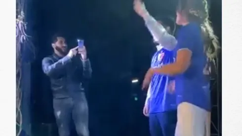 Johnny Herrera se luce como invitado sorpresa a matrimonio azul y todos juntos cantan el himno de la Universidad de Chile