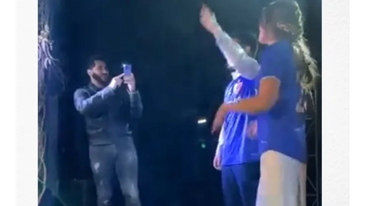 Johnny Herrera se luce como invitado sorpresa a matrimonio azul y todos juntos cantan el himno de la Universidad de Chile