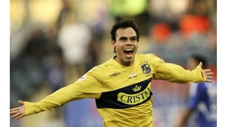 Everton homenajea a Jaime Riveros por el título del 2008 regalando camiseta al jugador y en su apellido impreso faltaba una letra