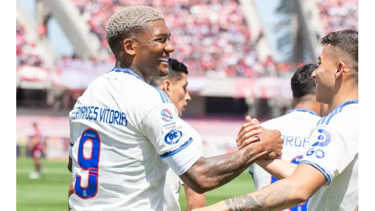 Marcos González le hace un queque a Junior Fernandes