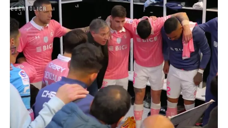 Holan y sus pupilos en el camarín del Monumental.