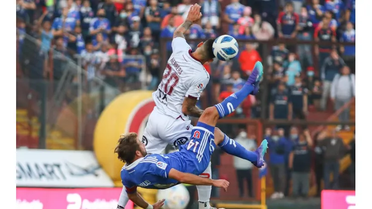 Universidad de Chile y La Serena se enfrentan en el Estadio La Portada.
