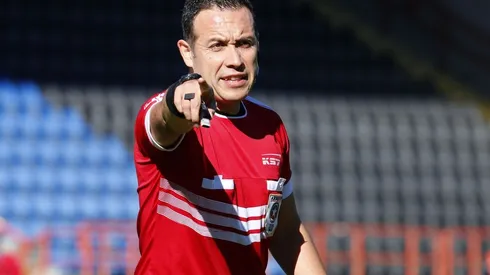 Ángelo Hermosilla sigue cuestionado sobre todo porque Roberto Tobar no sancionó la falta a la UC y Hermosilla, en una jugada similar, si cobró en contra de la U.