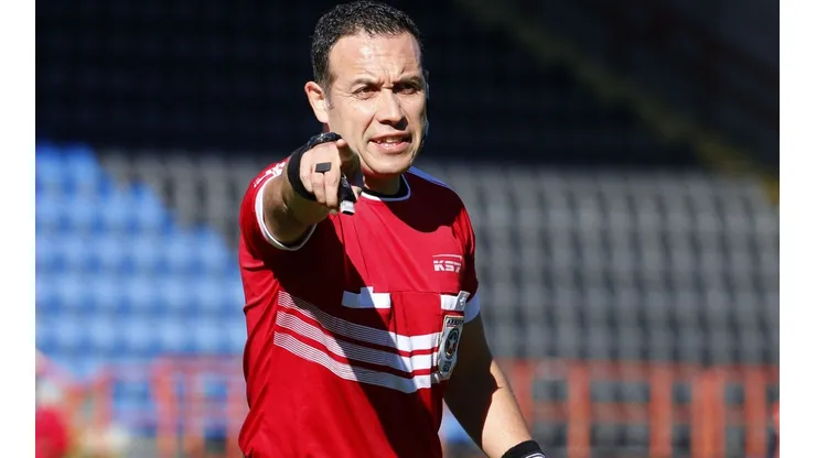 Ángelo Hermosilla sigue cuestionado sobre todo porque Roberto Tobar no sancionó la falta a la UC y Hermosilla, en una jugada similar, si cobró en contra de la U.