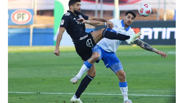 Emiliano Amor tiene que tener cuidado con Fernando Zampedri en el clásico entre Colo Colo y la Universidad Católica.
