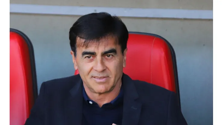El técnico santafesino dirigió a la UC en 2019 y arribó a Colo Colo en el 2020