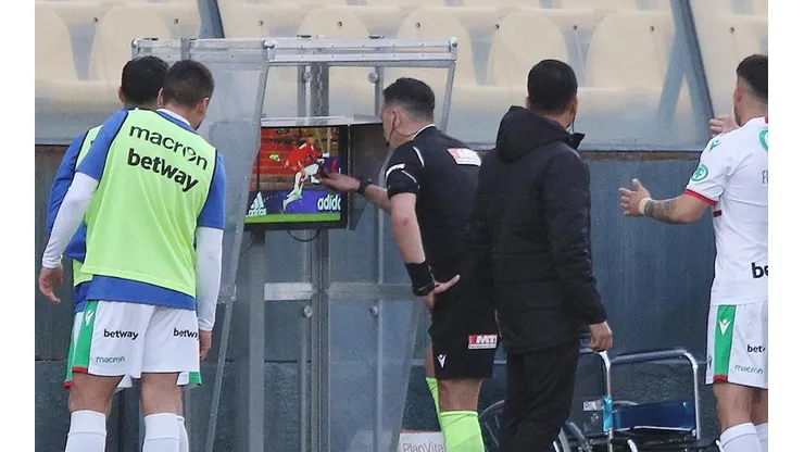 Hermosilla viendo la jugada del penal de Audax.