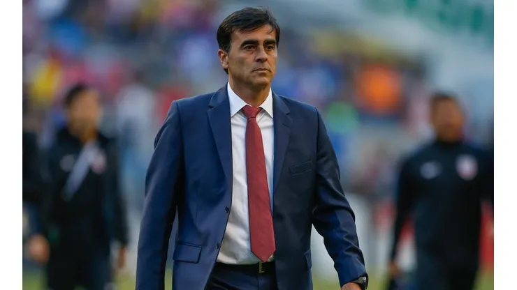 Gustavo Quinteros es seguido desde Ecuador y Argentina, pero en Colo Colo se resisten a su partida.