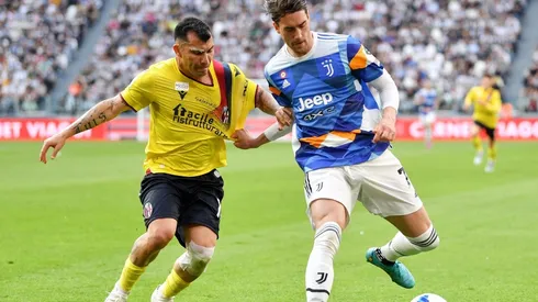 Medel es parte de la defensa del Bologna