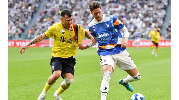 Medel es parte de la defensa del Bologna