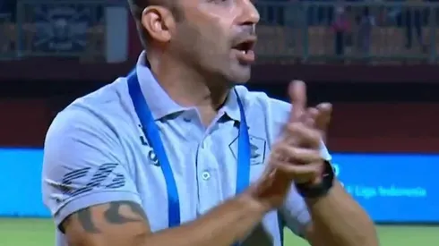 El técnico Javier Roca es chileno y el técnico del Arema en Indonesia, que vivió una tragedia absoluta.