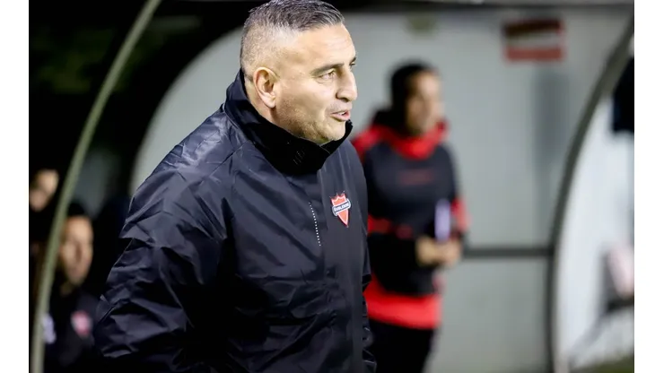 El técnico de Ñublense, Jaime García, fue intervenido de emergencia a raíz de una apendicitis aguda.