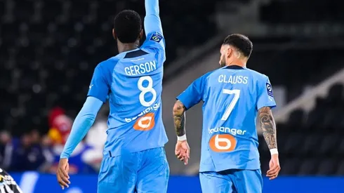 El equipo del chileno goleó en su visita a Angers y es líder de la Ligue 1