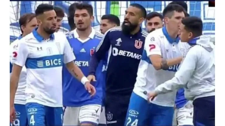 Plantel de Universidad de Chile indignados por actitud de Mauricio Isla: "No le creía a Parra y nos trató de cagones"
