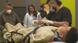 Parra arriba de la camilla al interior del Elías Figueroa Brander.