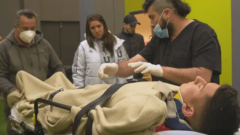 Parra arriba de la camilla al interior del Elías Figueroa Brander.