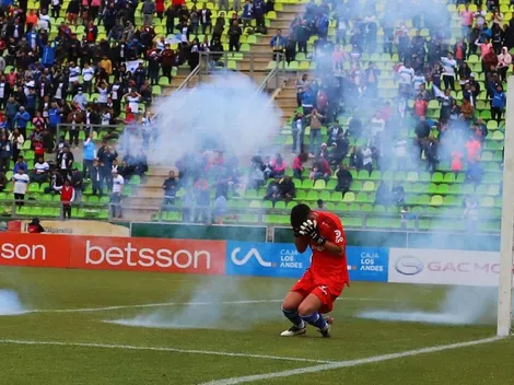 VIDEO | Hinchas de la UC atacan al portero de la U y el partido se suspende